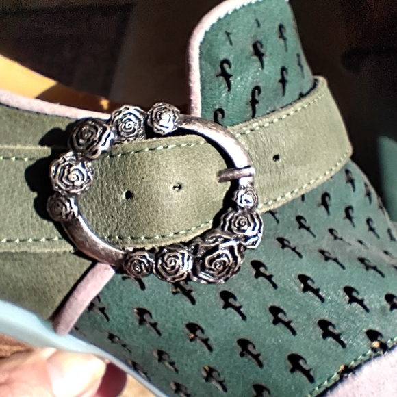 John Fluevogs 8.5 heels green and pink - Picture 5 of 8